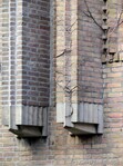 Schoorstenen verticaal langs de gevel.
<br/>
Gert-Jan Lobbes, 2017
